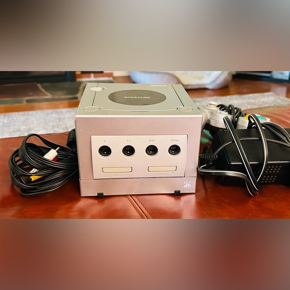 Nintendo DOL-101 GameCube Console + 1 Controller